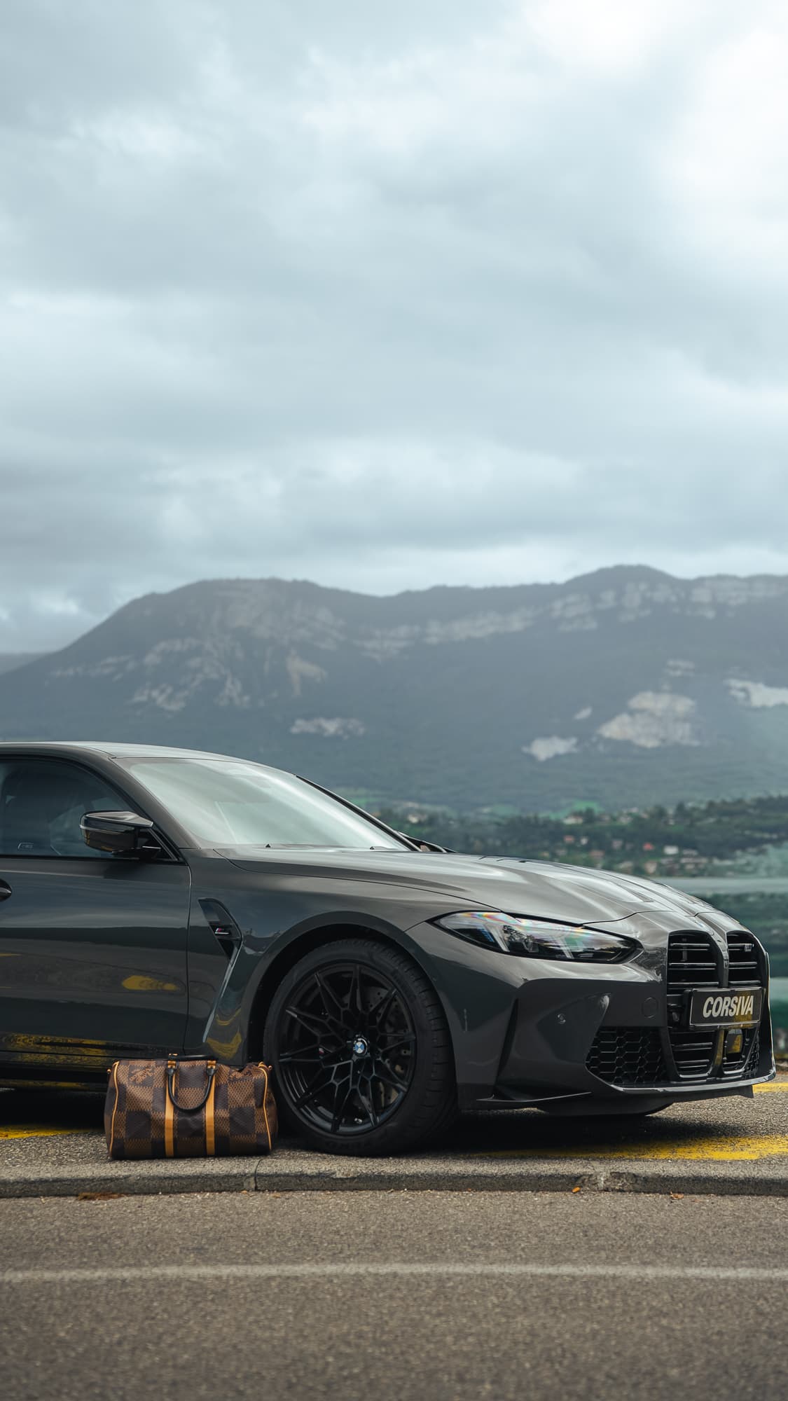 BMW M3 avec vue sur les montagnes