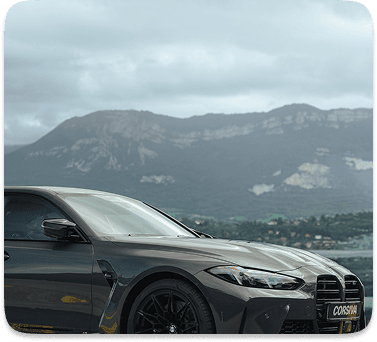 BMW M3 avec vue sur les montagnes
