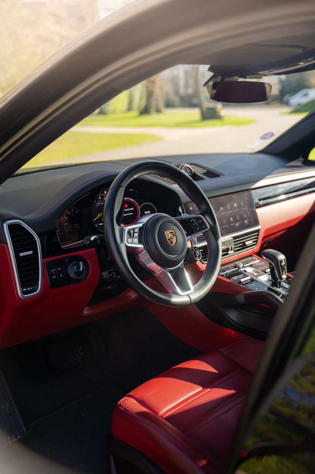 Intérieur du Porsche Cayenne Coupé de location — habitacle premium, 5 places