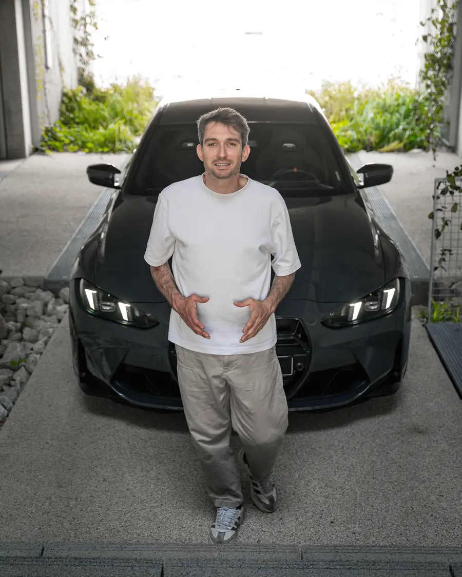 Antoine, de l’équipe Corsiva, devant la BMW M3