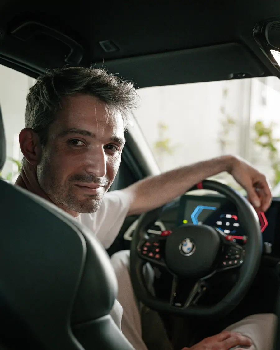 Un chauffeur Corsiva au volant d'une BMW M3 Compétition
