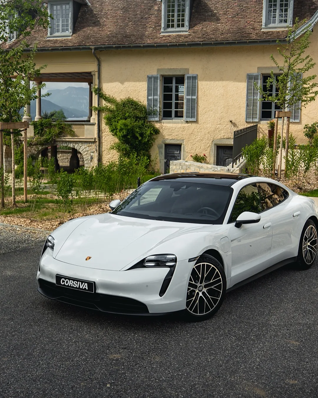 Porsche Taycan du parc Corsiva prête pour une location