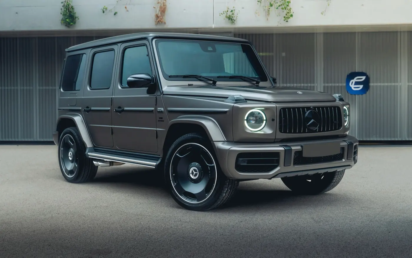 Mercedes-AMG G 63 2025 devant les box Corsiva
