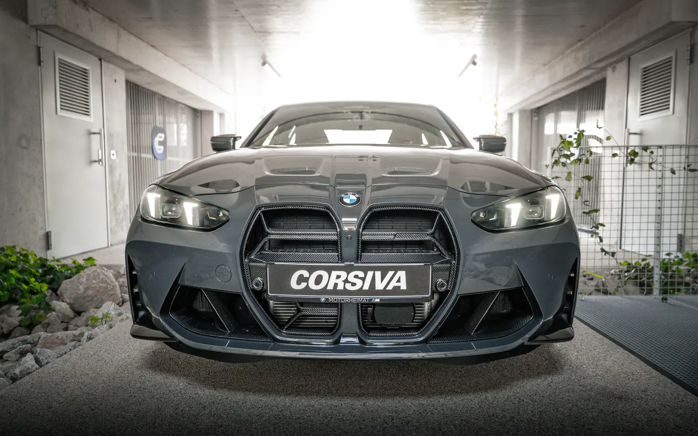 BMW M3 Compétition Corsiva sous l’auvent des box