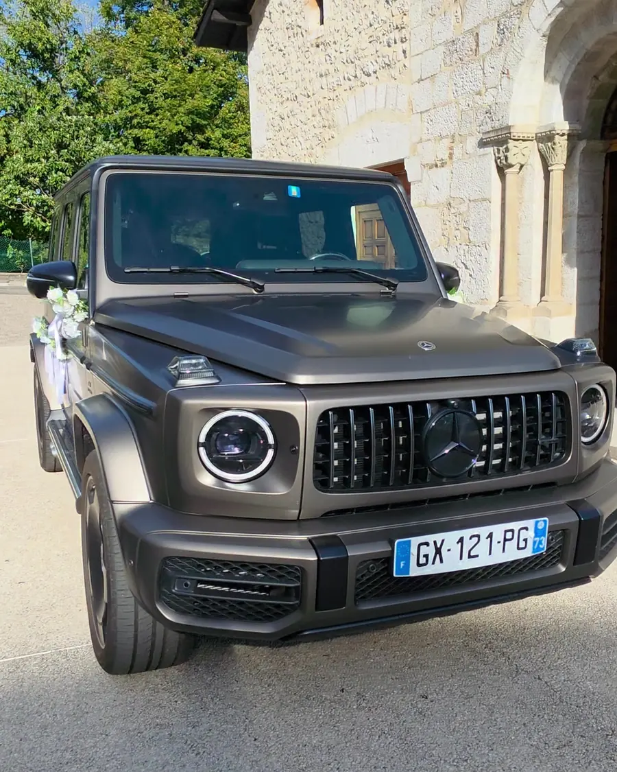 Mercedes-AMG G 63 2025 Corsiva fleuri devant une église