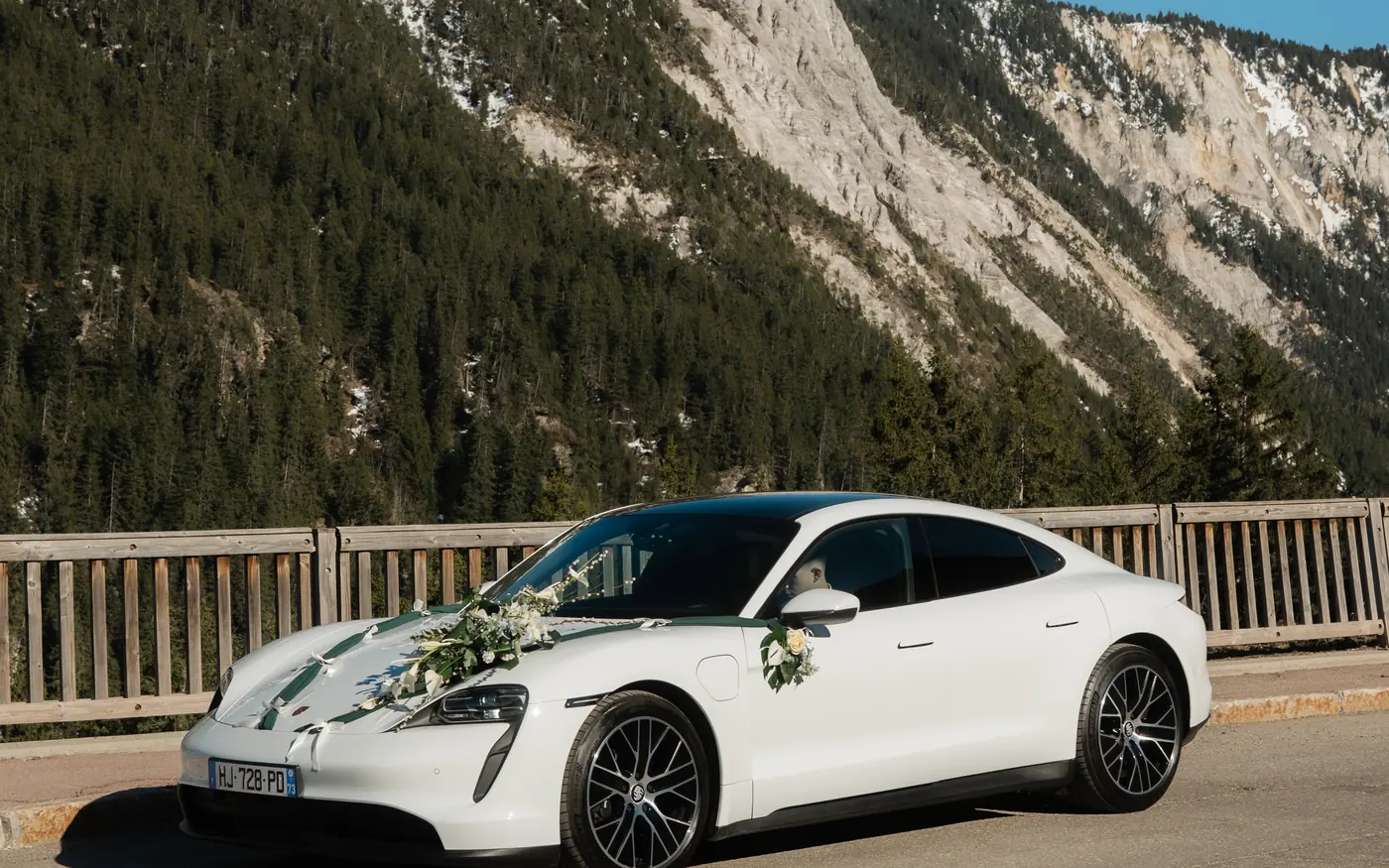 Porsche Taycan fleurie face aux Alpes