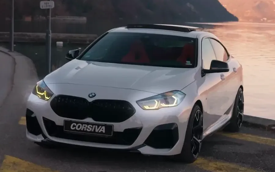 BMW M235i blanche du parc Corsiva au bord du lac