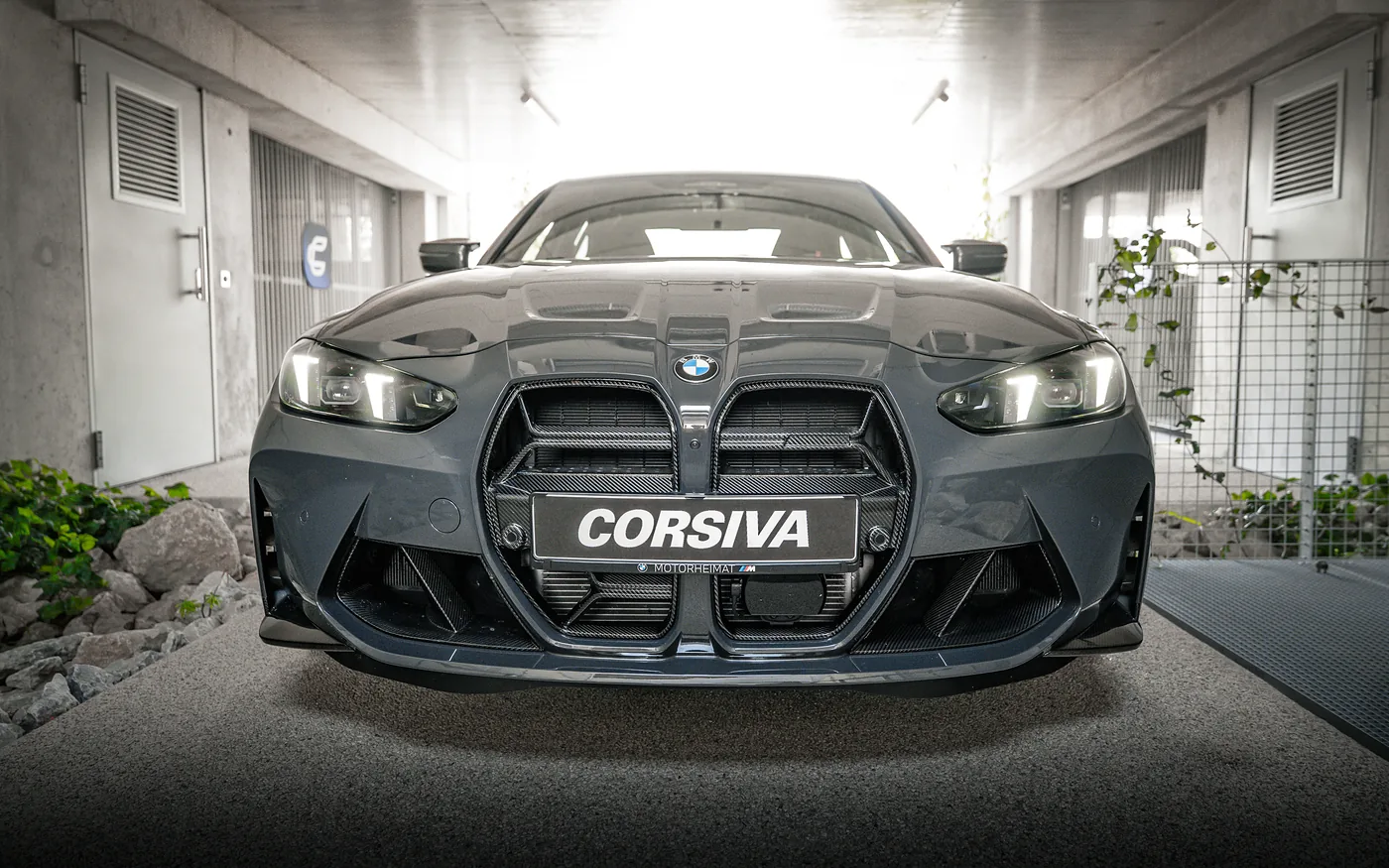 BMW M3 Compétition grise du parc Corsiva, vue de face