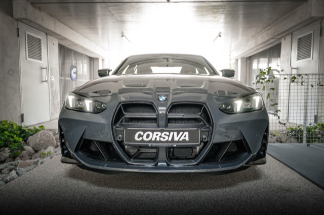 BMW M3 Compétition Corsiva vue de face, dans le garage de l'agence à Chambéry