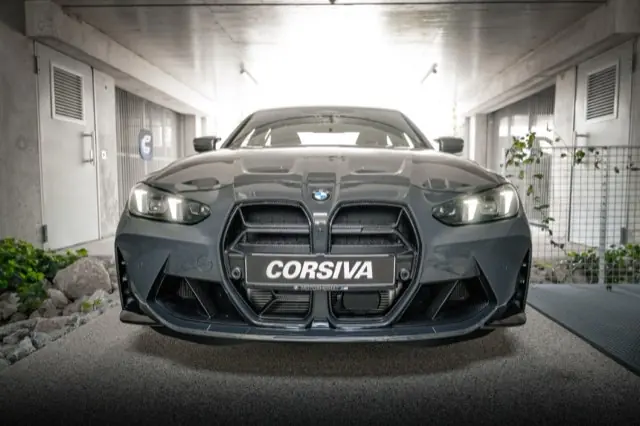 BMW M3 Compétition Corsiva vue de face, dans le garage de l'agence à Chambéry