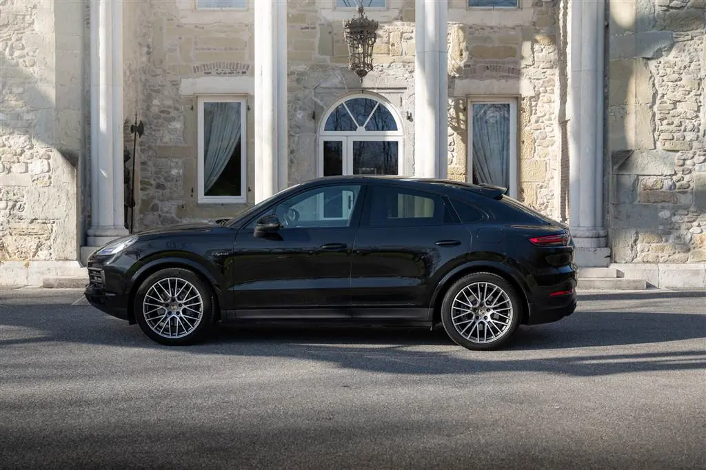 Porsche Cayenne Coupé noir du parc Corsiva, vue de profil