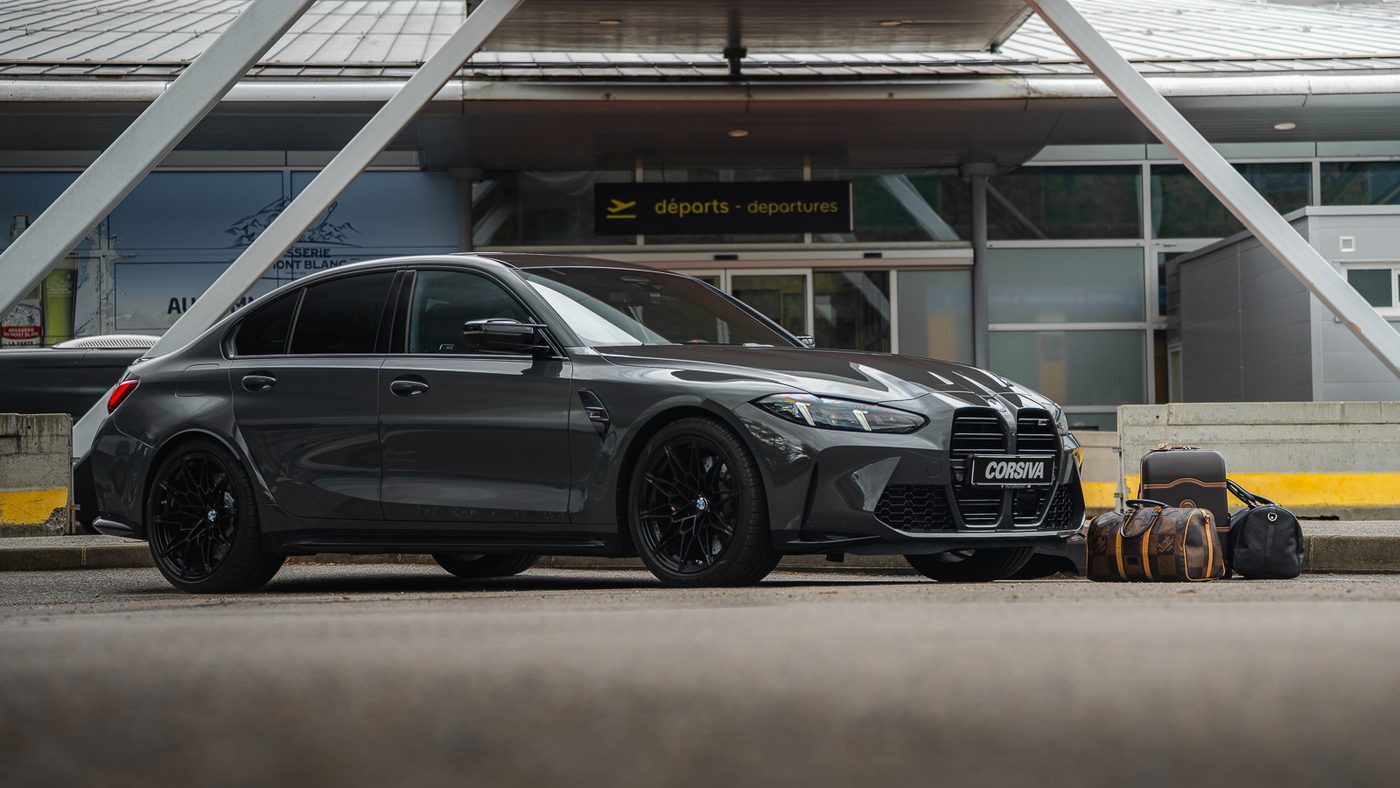 BMW M3 Compétition Corsiva à l'aéroport, bagages prêts
