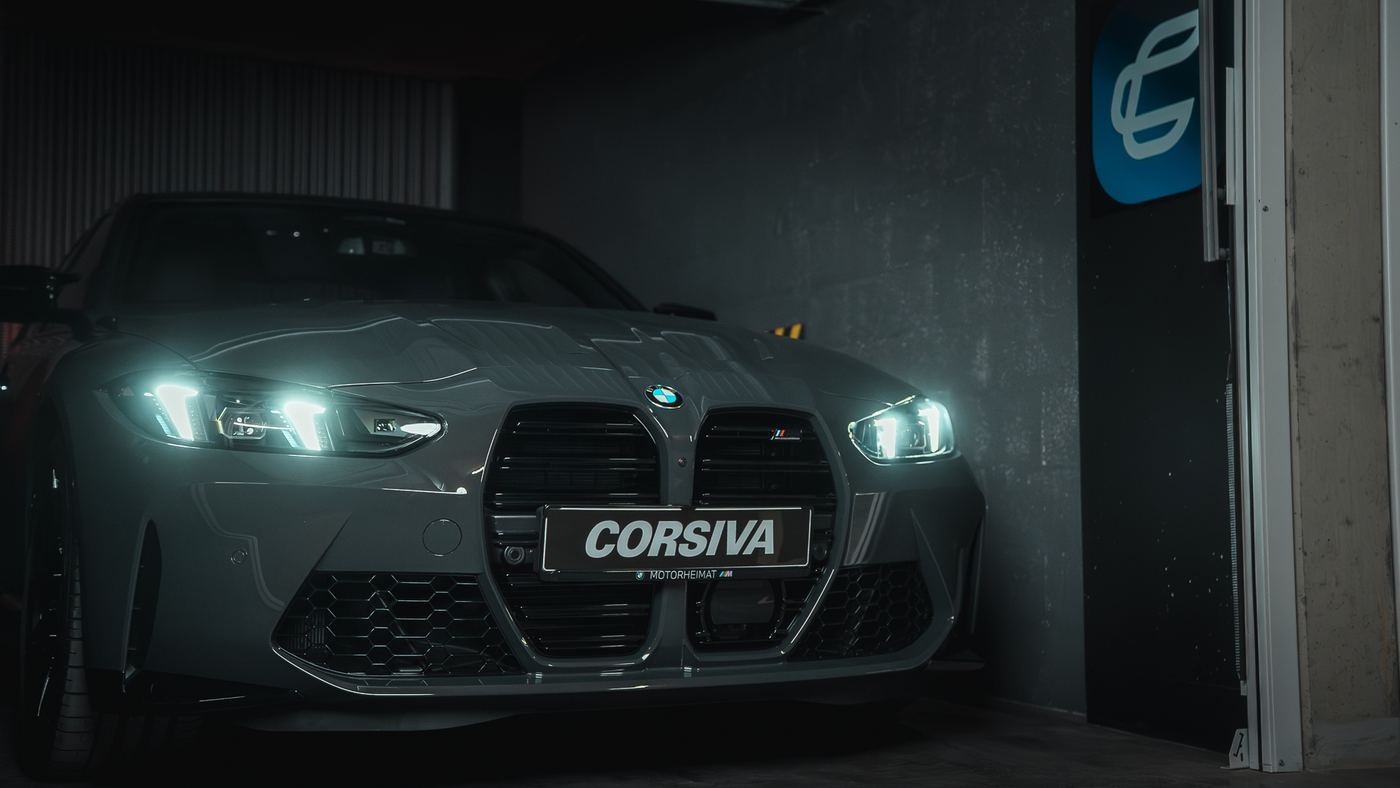 BMW M3 Compétition dans un box Corsiva