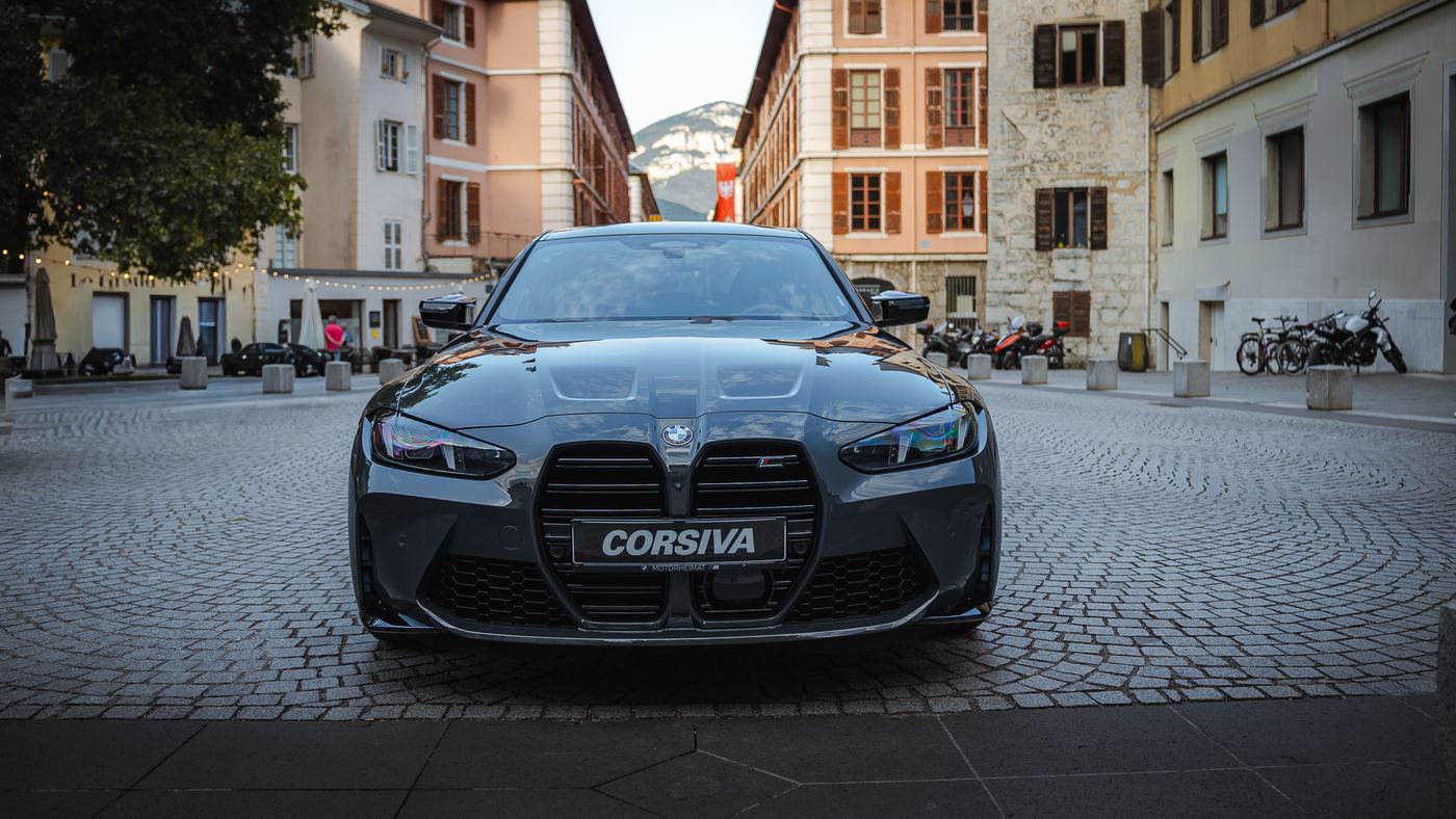 BMW M3 Compétition Corsiva dans une rue pavée