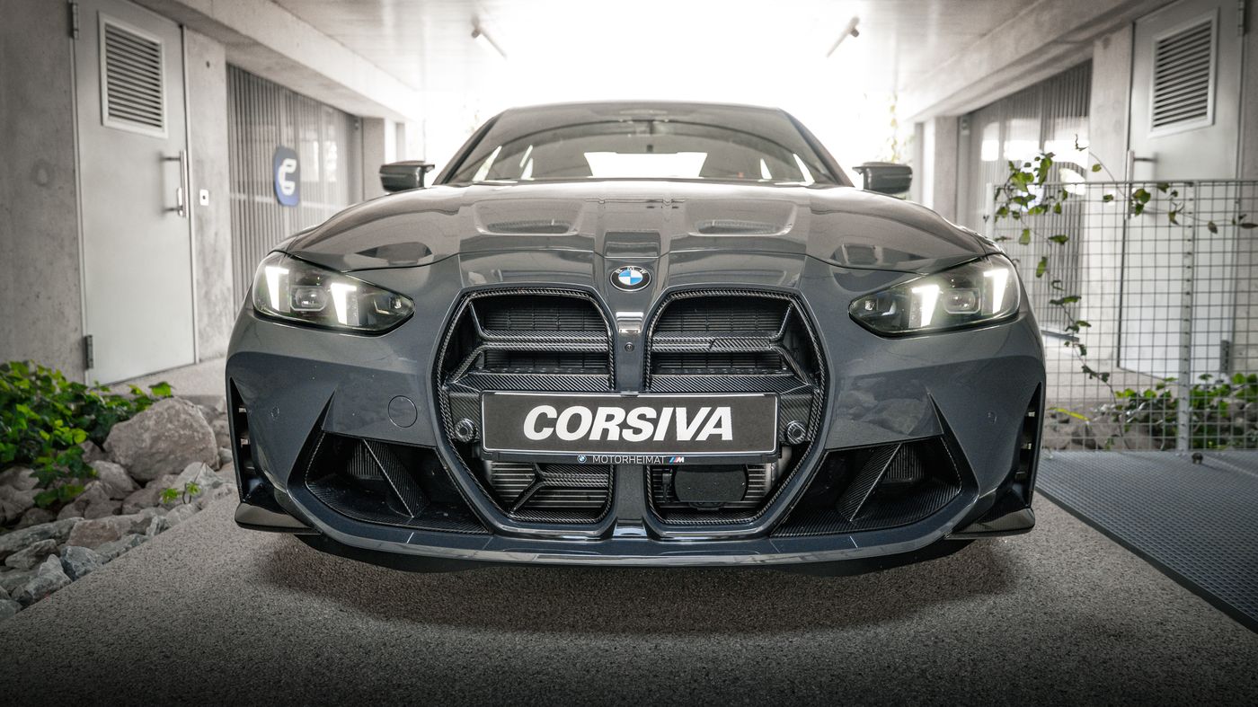 BMW M3 Compétition du parc Corsiva, calandre CS, dans les box