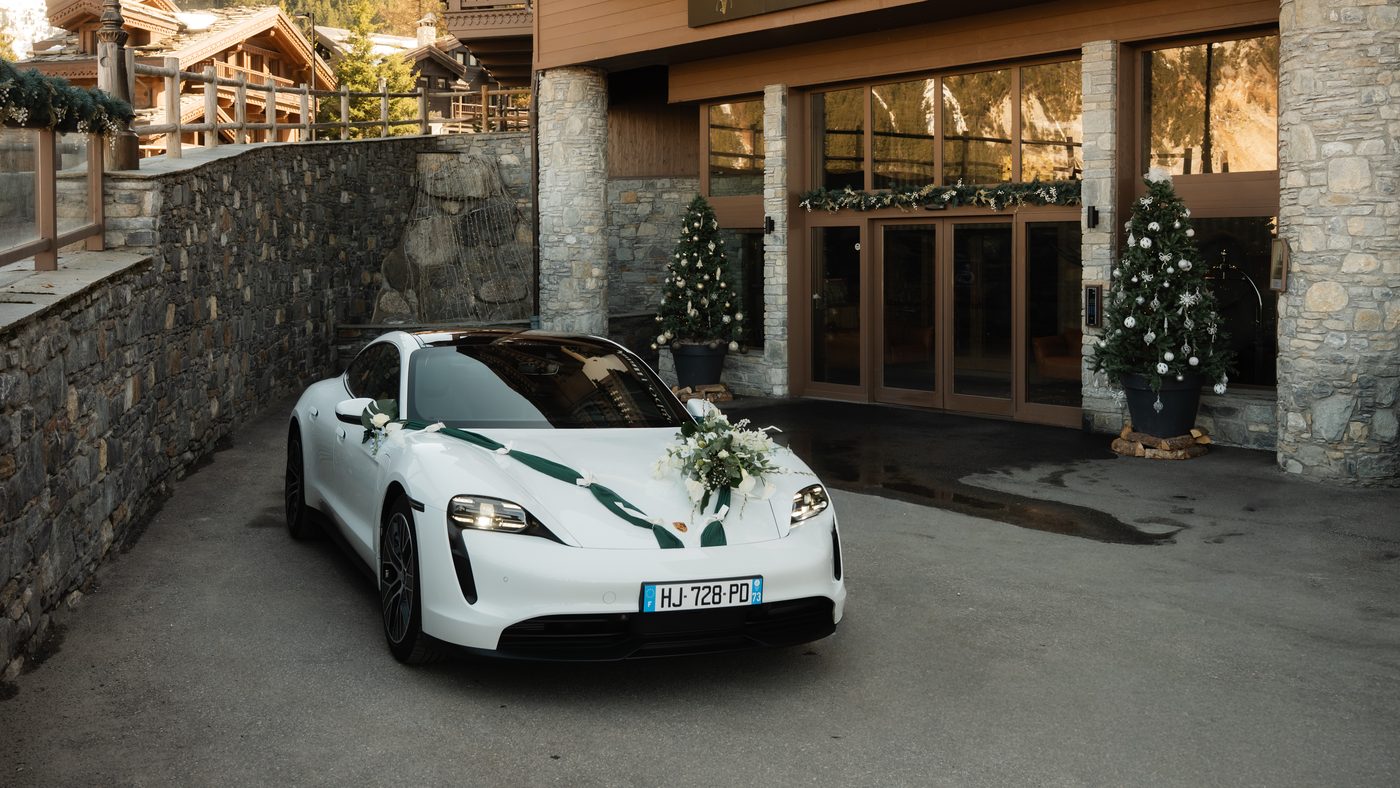 Porsche Taycan Corsiva fleurie devant le Manali Lodge, hôtel 5 étoiles de Courchevel