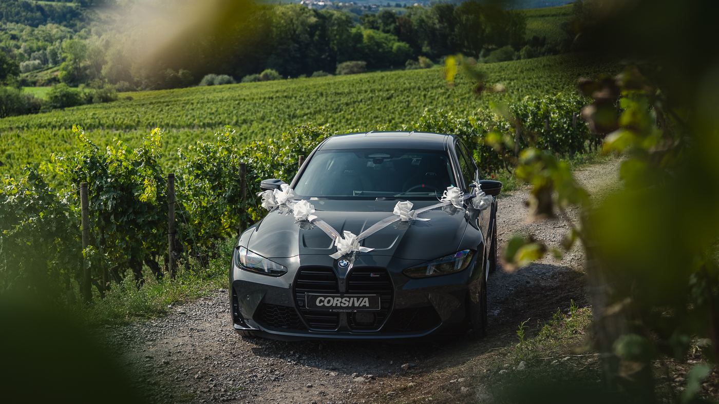 BMW M3 Compétition Corsiva ornée de rubans blancs, au milieu des vignes