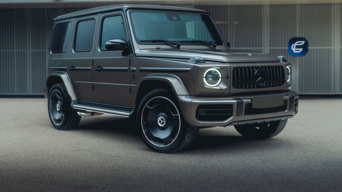Mercedes-AMG G 63 2025 du parc Corsiva, devant les box de l'agence