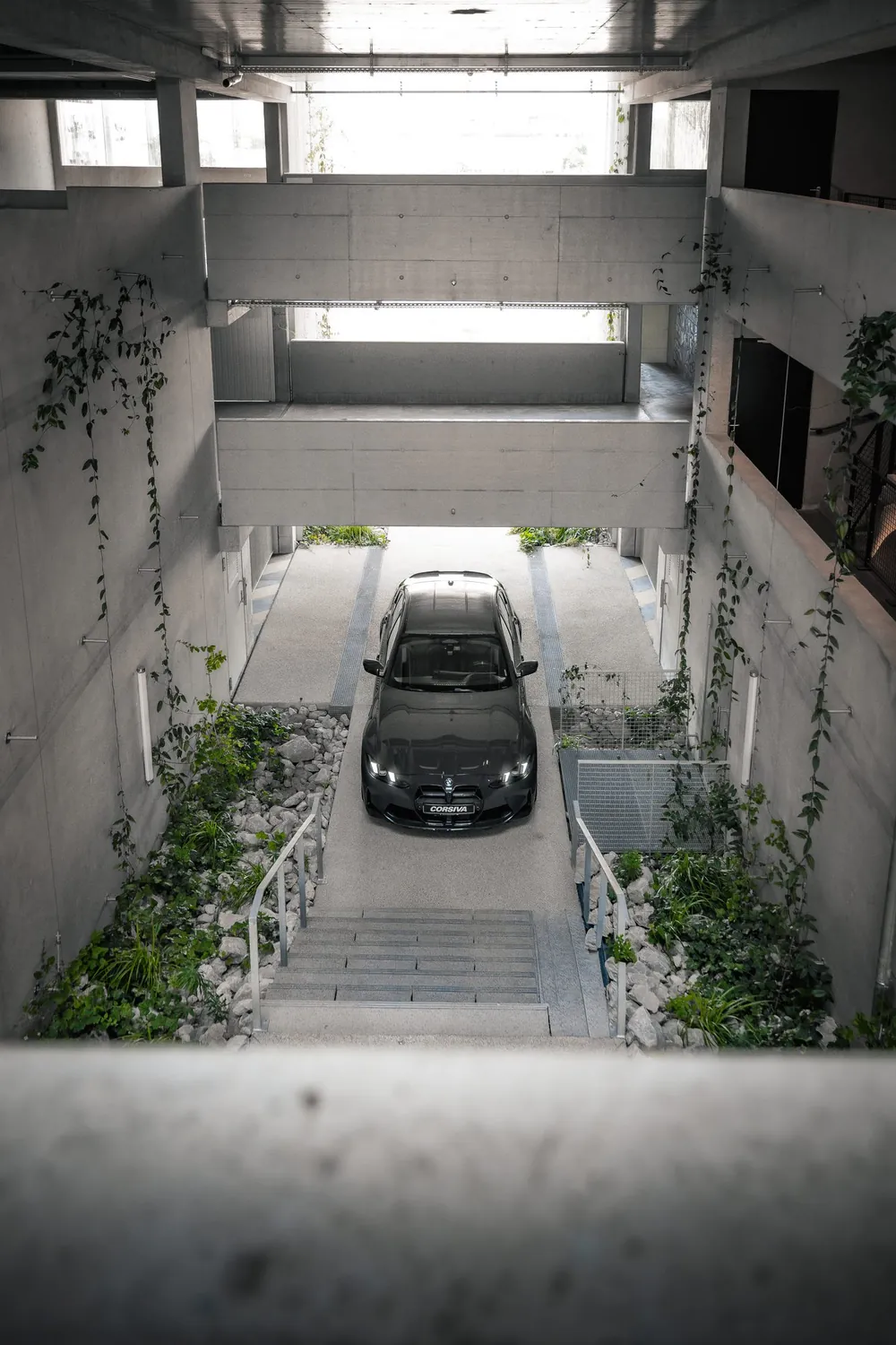 BMW M3 Compétition Corsiva vue d'en haut, dans le patio du garage