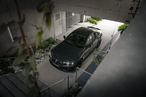 BMW M3 vue d'en haut dans la rampe du garage