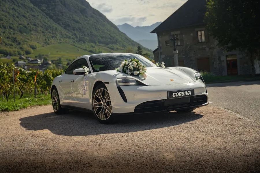 Porsche Taycan blanche fleurie devant les vignes