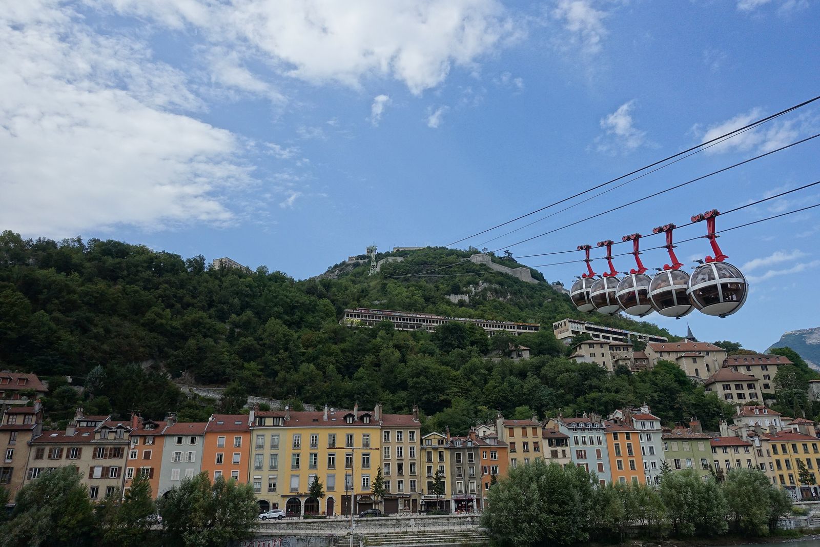 Les « bulles » du téléphérique de la Bastille au-dessus des façades colorées des quais de l'Isère à Grenoble
