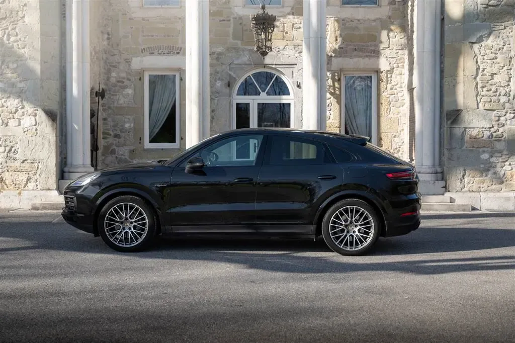 Porsche Cayenne Coupé noir de profil
