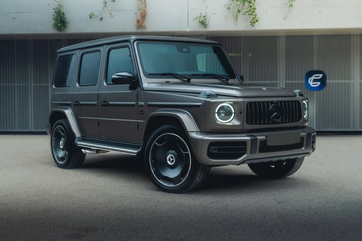 Mercedes-AMG Classe G 63 2025 grise devant les box Corsiva