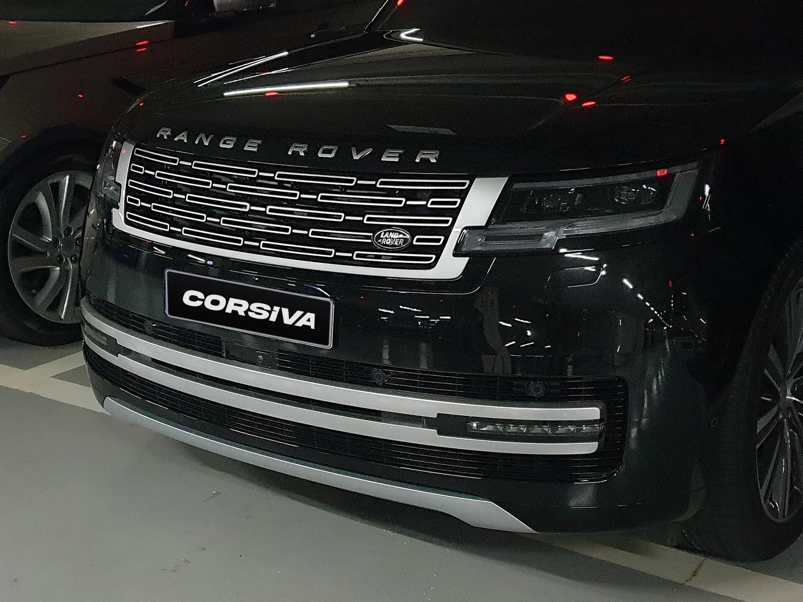 Range Rover noir de face, cache-plaque Corsiva