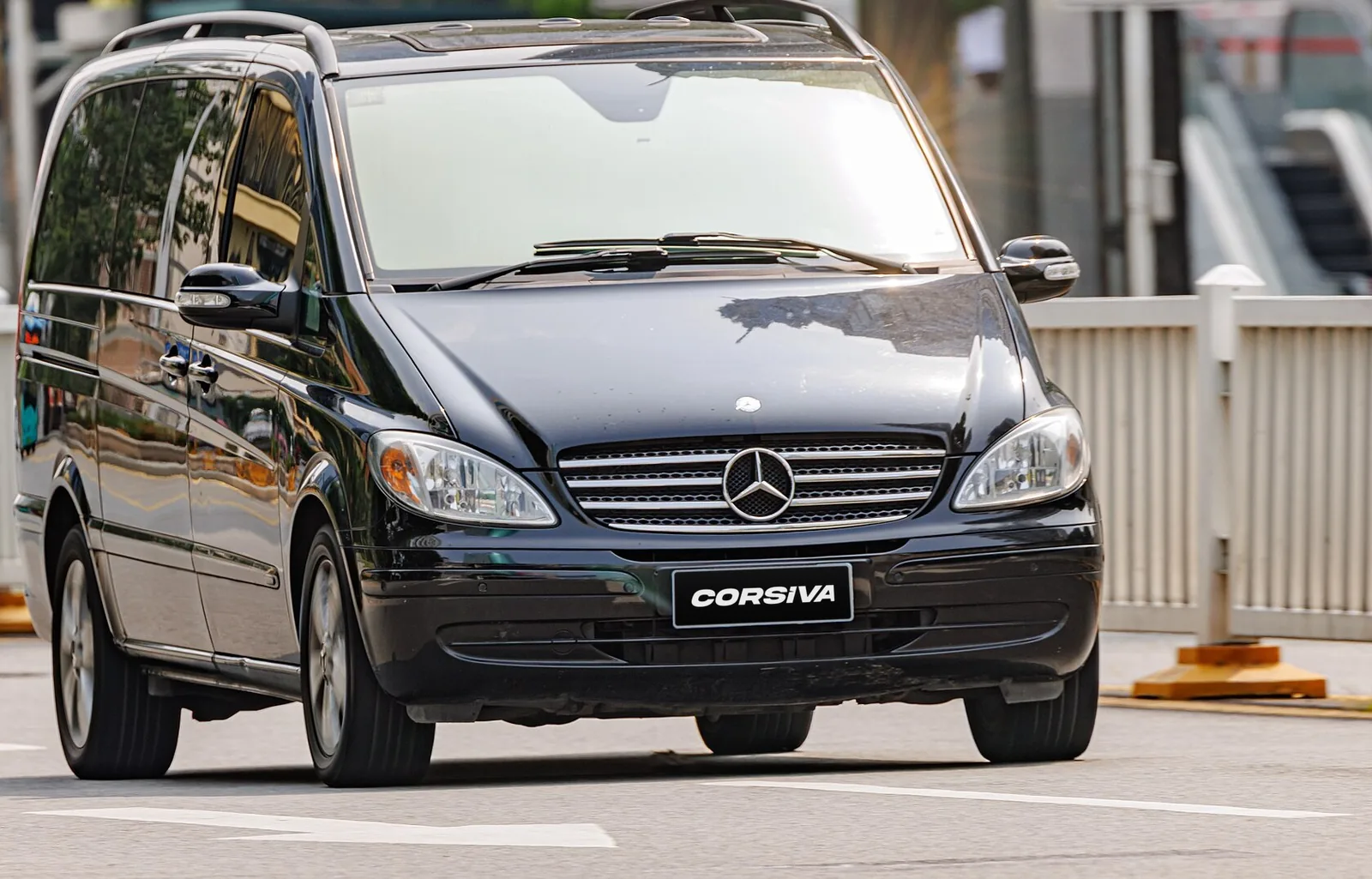 Mercedes-Benz Viano noir de face, cache-plaque Corsiva